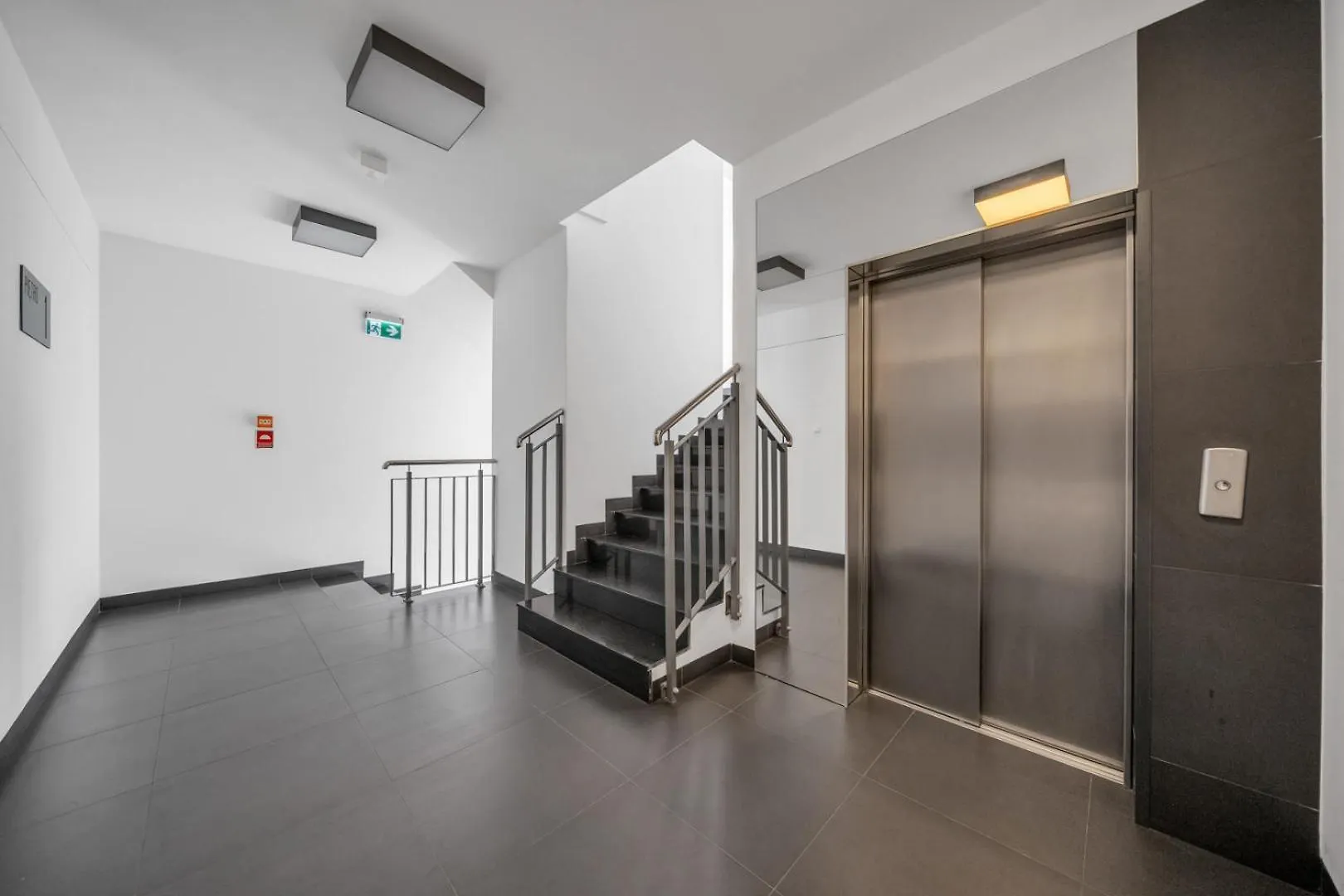 Warsaw Leszno Apartment With Parking - By Rentujemy 0*,